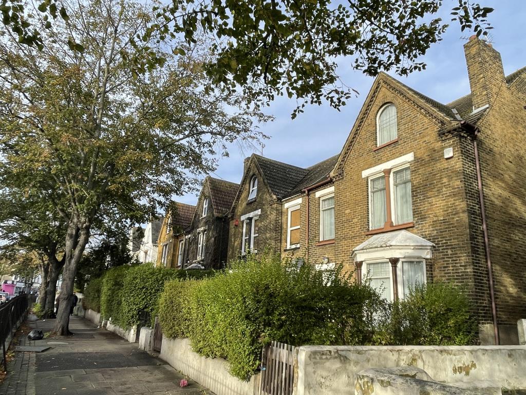Lot: 102 - LARGE SEMI-DETACHED HOUSE WITH POTENTIAL FOR CONVERSION AND DEVELOPMENT -
